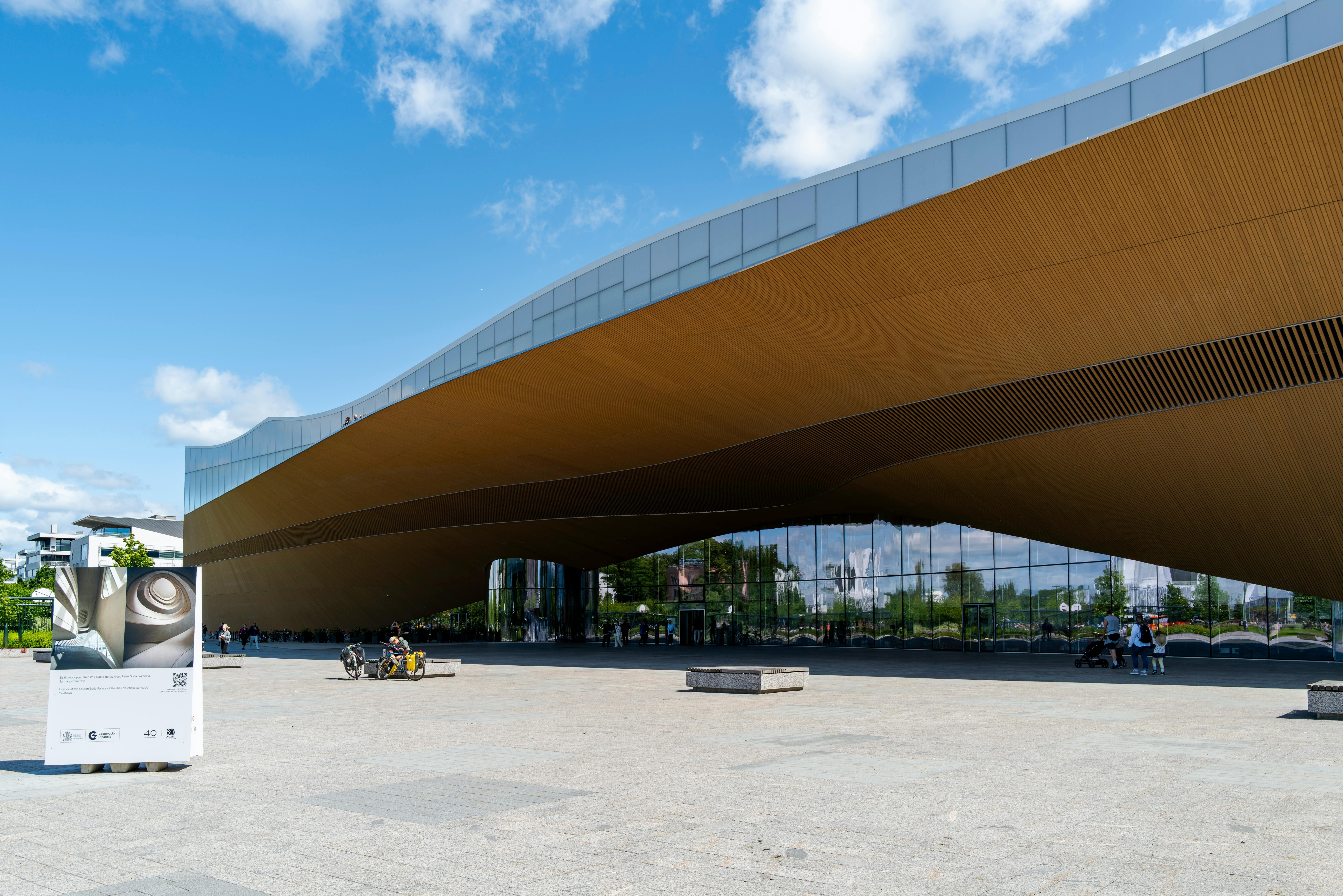 La biblioteca Oodi di Helsinki vista dall'esterno